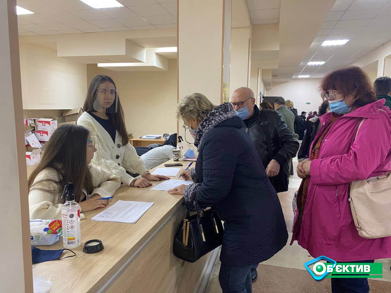 За два дня до выборов мэра Харькова на избирательные участки оправляют бюллетени и средства защиты 