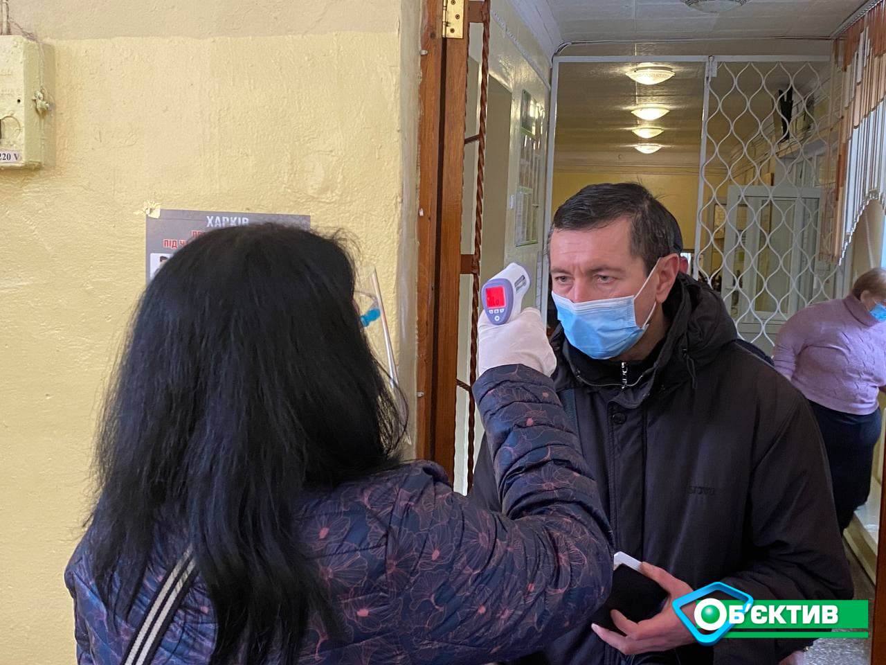 Харьковчане потянулись к избирательным участкам прямо к открытию 