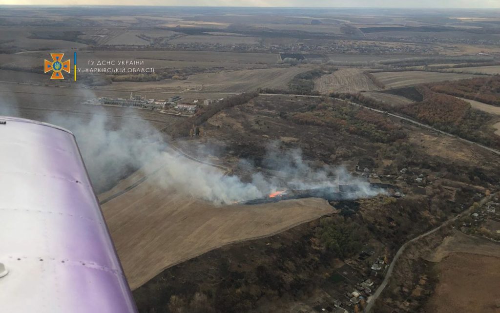 Харьковские спасатели ликвидировали масштабный пожар в пойме реки (фото)