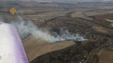 Харьковские спасатели ликвидировали масштабный пожар в пойме реки (фото)