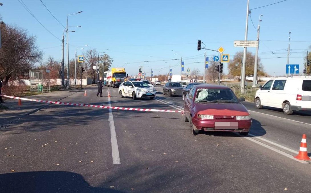На проспекте Гагарина в Харькове подросток попал под колеса ВАЗа (фото)