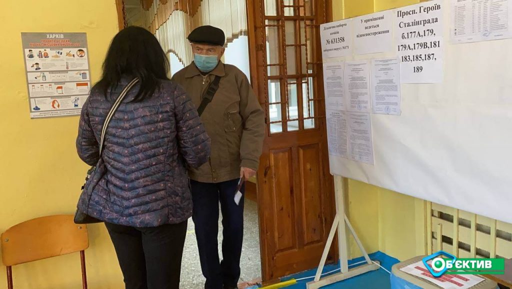 Первые избиратели уже проголосовали на выборах мэра Харькова (фото, видео)