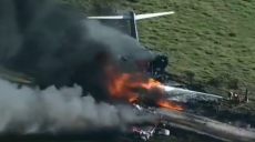 В США разбился пассажирский самолет: авиалайнер горит в поле (видео)
