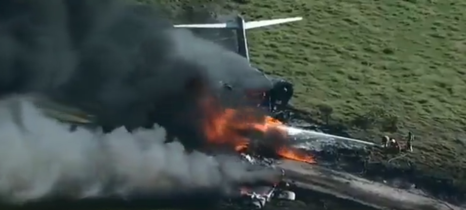 В США разбился пассажирский самолет: авиалайнер горит в поле (видео)