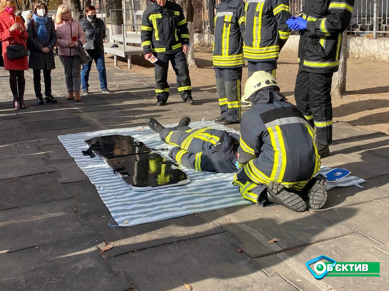 Спасатели учили директоров школ пользоваться огнетушителями и делать непрямой массаж сердца (фото)