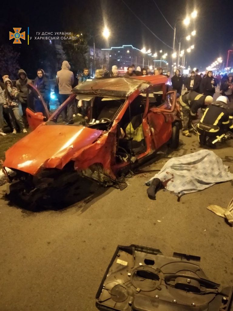 ДТП на Гагарина. Тело погибшего водителя Chevrolet спасатели деблокировали из салона (фото)