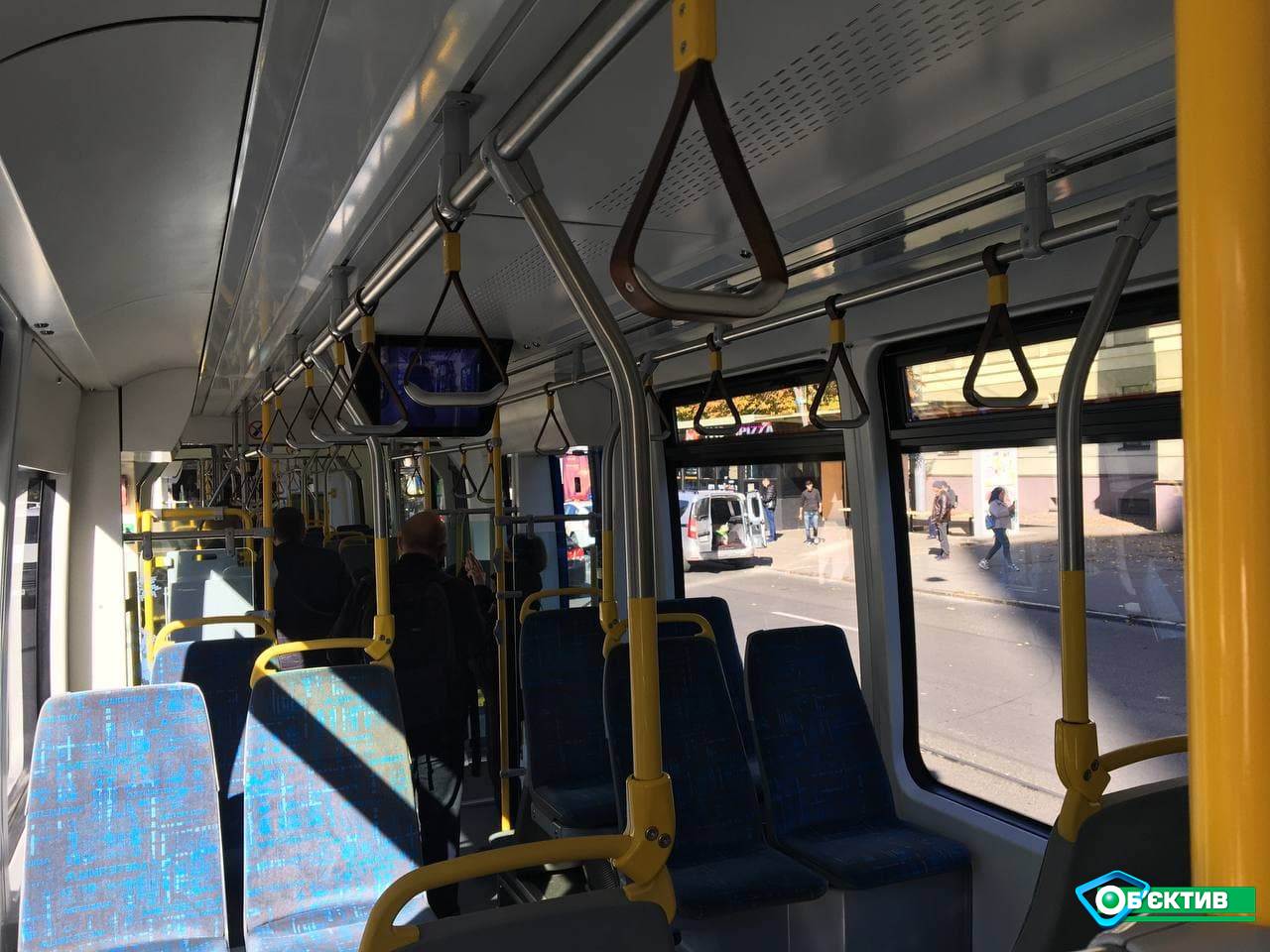 Трехсекционный трамвай от швейцарской компании "Stadler" совершил поездку по центру Харькова