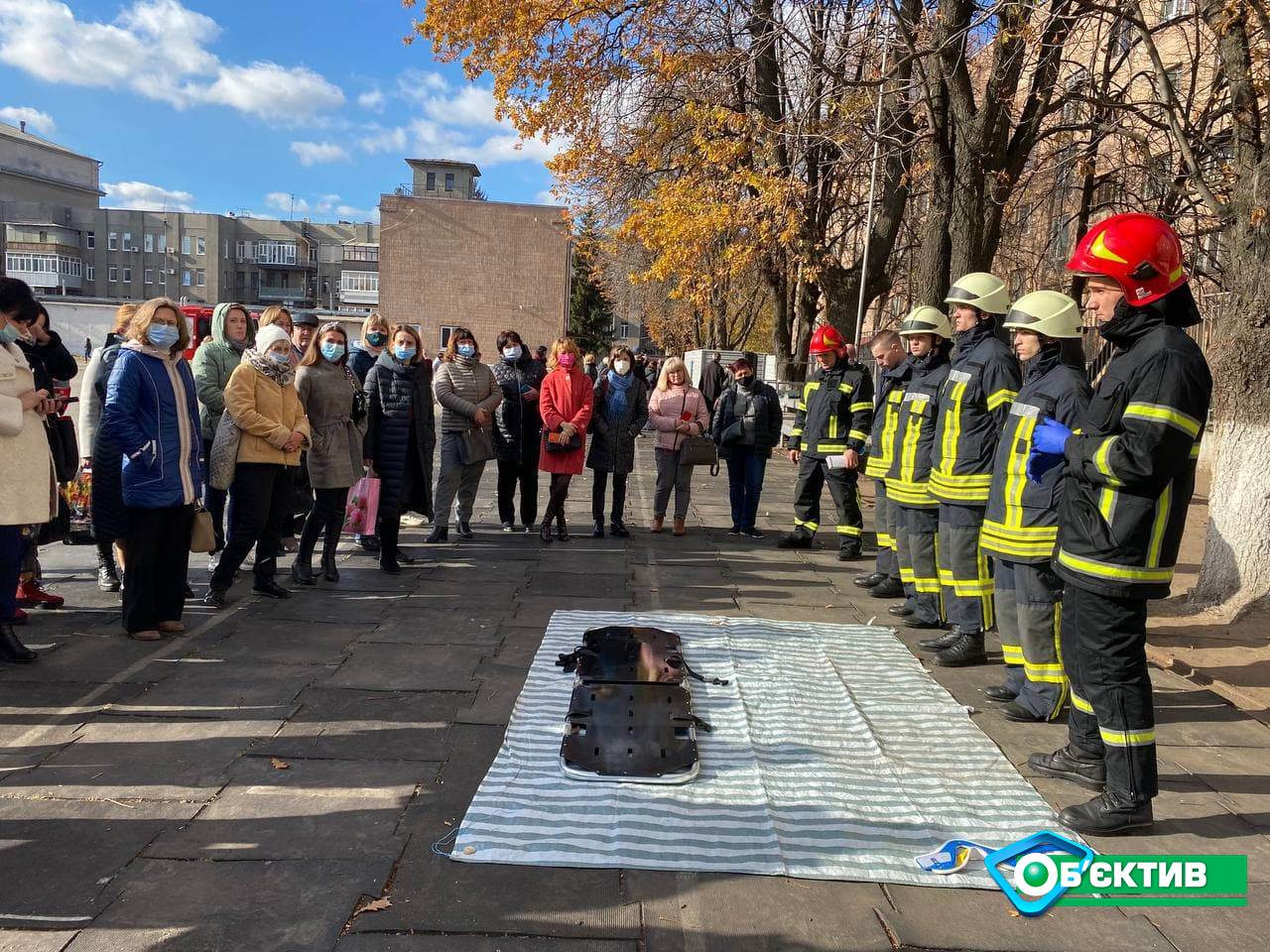 Как пользоваться огнетушителем и сделать непрямой массаж сердца: в Харькове спасатели провели "урок" для учителей