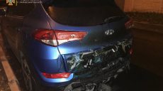 Ночью в Харькове сгорел автомобиль, припаркованный во дворе многоэтажки (фото)