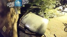 В Харькове иномарка врезалась в подъезд дома (видео)