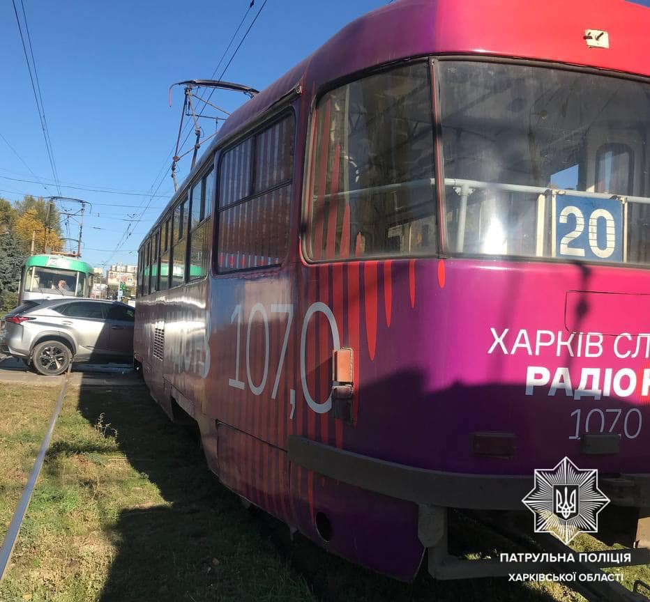 В Харьков водитель Lexus не успел проскочить через трамвайные пути (видео)