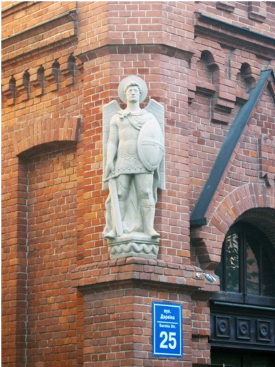 Скульптура архангела в Харькове