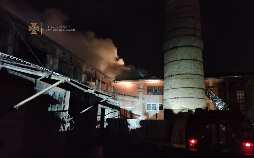 В Харькове четыре часа тушили горевший склад (фоторепортаж)