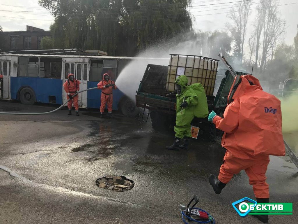 В Харькове спасатели тренировались правильно реагировать на химические катастрофы (фото, видео)
