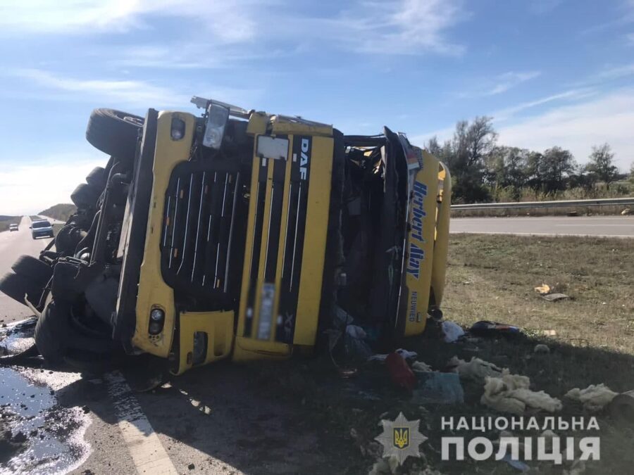 На Харьковщине перевернулся грузовик с цистерной спирта (фото)