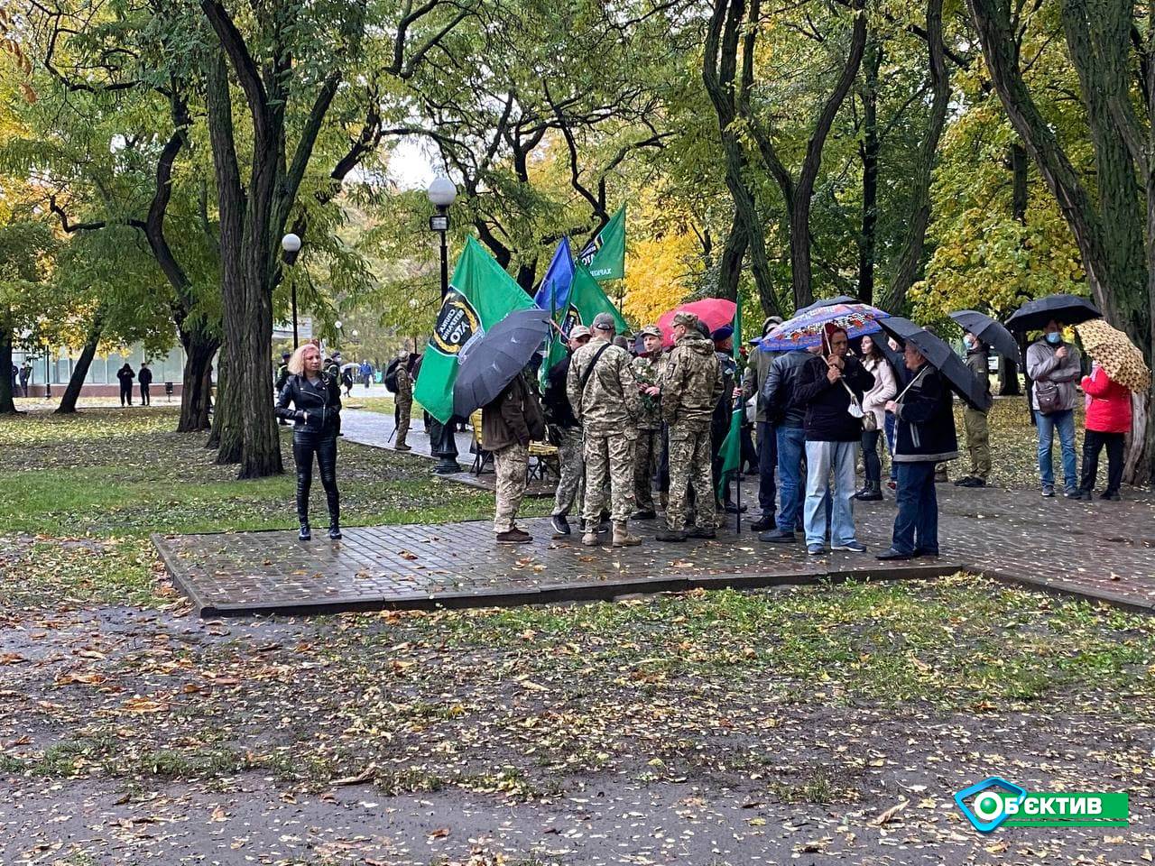 Харьковчане принесли цветы к Монументу защитникам Украины