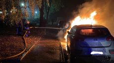 В Харькове горели автомобили, припаркованные на ночь во дворе многоэтажки (фоторепортаж)