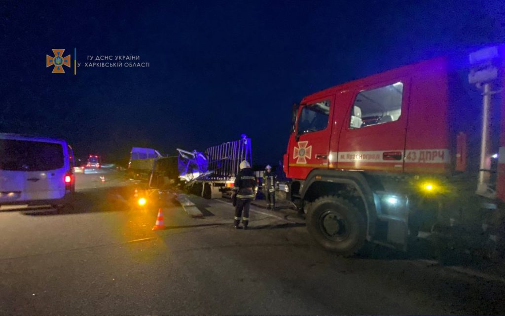 Столкновение грузовиков на Харьковщине — подробности (фоторепортаж)