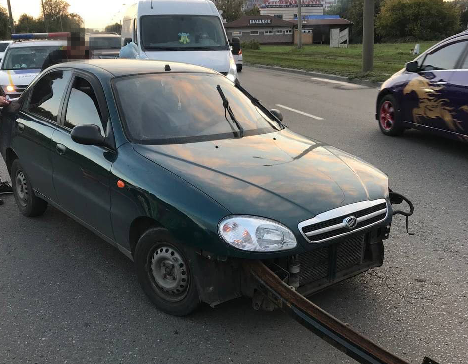 В Харькове мотоциклист влетел в легковушку: есть травмированные (фото)