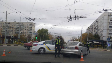 В Харькове копы попали в ДТП (видео)