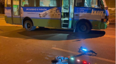 Харьковчанин на элестросамокате попал под автобус, он находится в тяжелом состоянии (фото)
