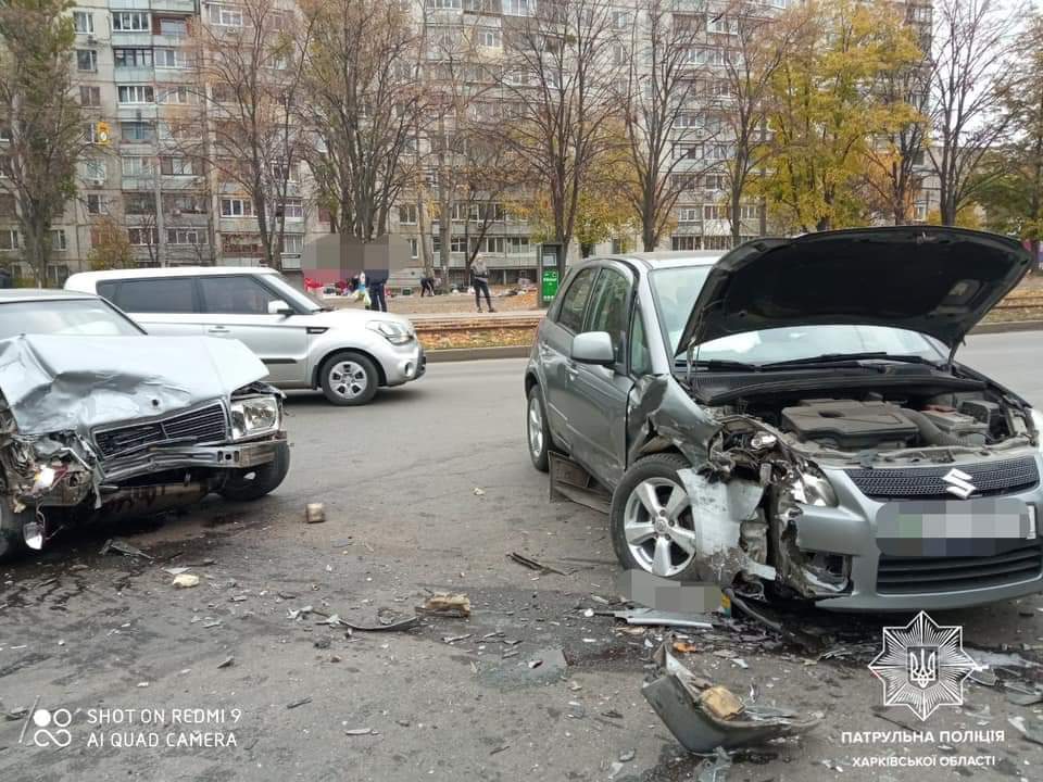 В Харькове столкнулись две легковушки: есть травмированные