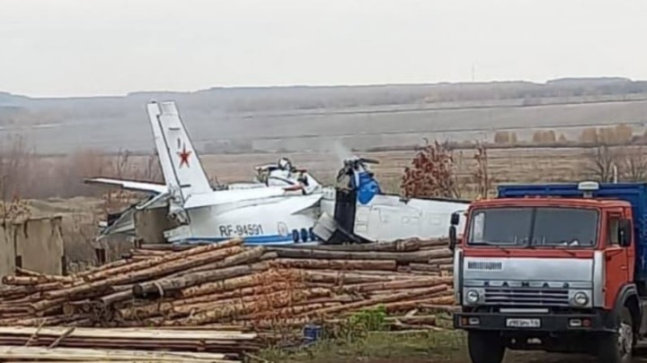 В России упал самолет, погибли 16 человек (видео)