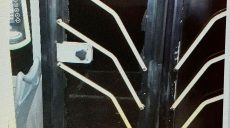 Пьяный харьковчанин разбил в троллейбусе дверь: ему грозит срок (фото)