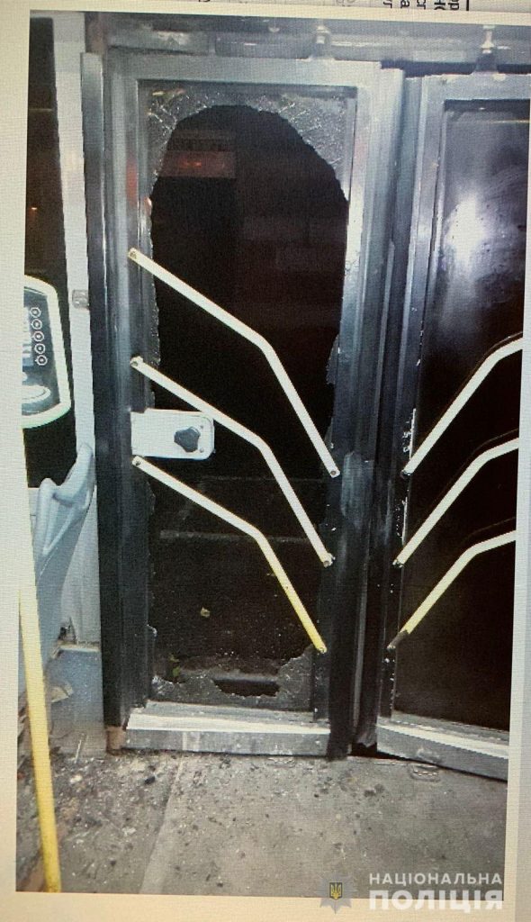 Пьяный харьковчанин разбил в троллейбусе дверь: ему грозит срок (фото)