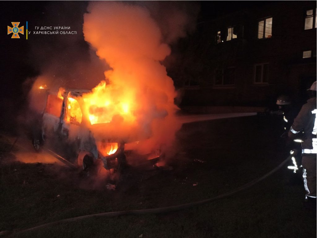В Мерефе на Харьковщине ночью сгорел автомобиль (фото)