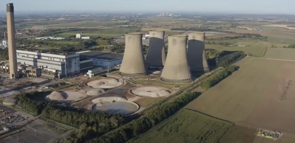 В Великобритании подорвали четыре башни старой угольной станции (видео)