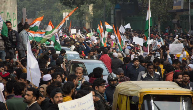 По следам демонстраций в Индии: кортеж министра сожгли, водитель и трое чиновников забиты палками