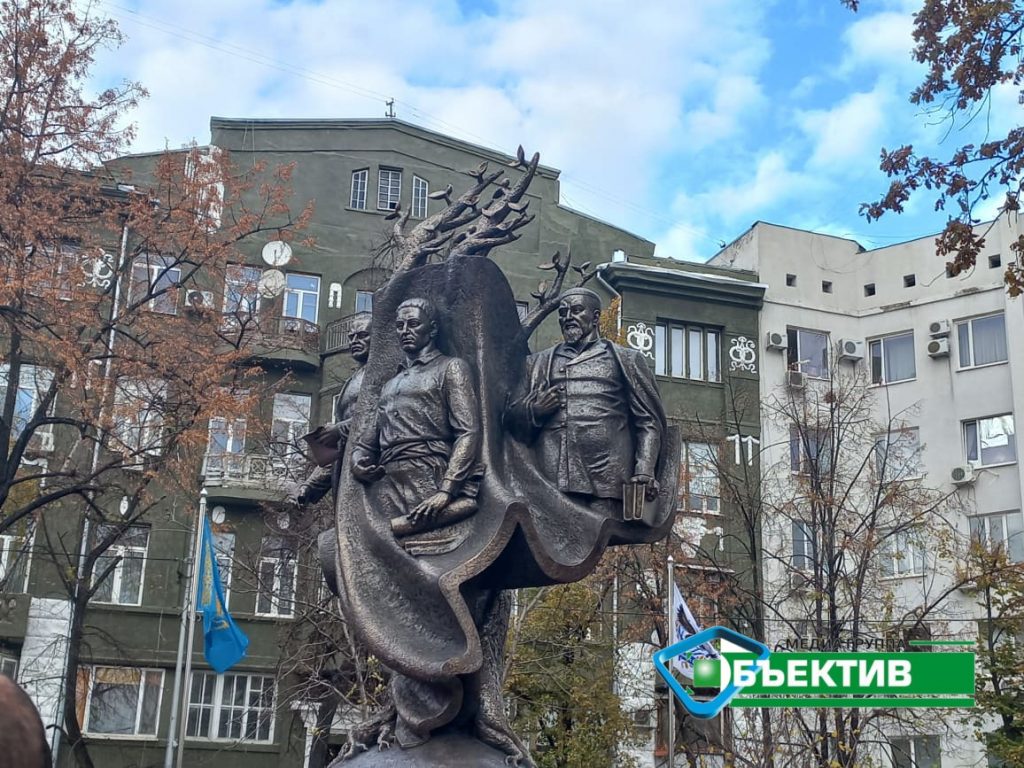 Памятник-триптих, вращающийся вокруг своей оси, открыли в новом Сквере мыслителей на Полтавском шляхе, 22 (фото, видео)