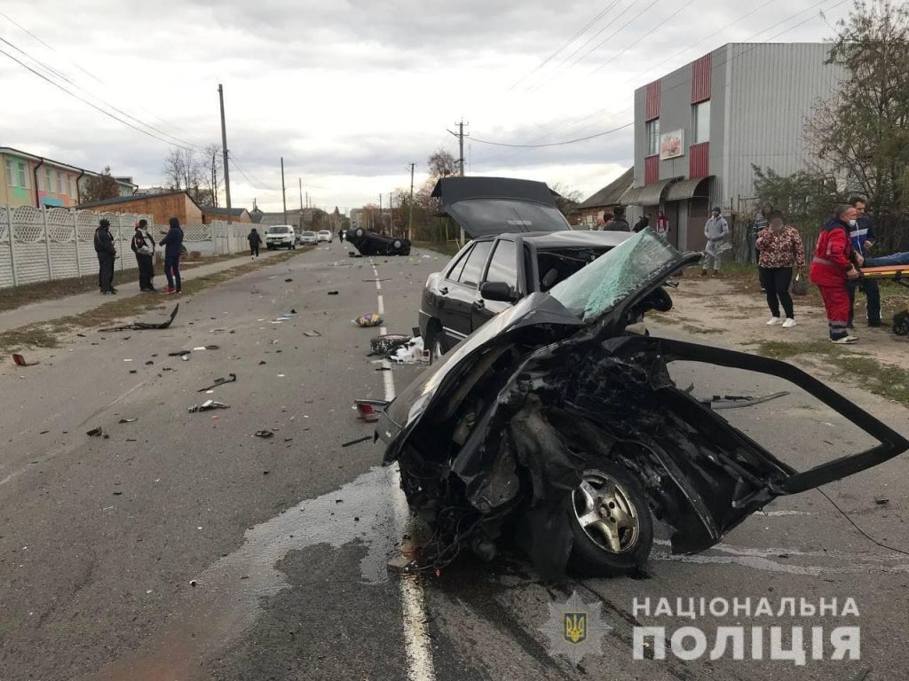 В Харьковской области пьяный водить Mercedes пытался обогнать грузовик: в больнице три человека (фото)