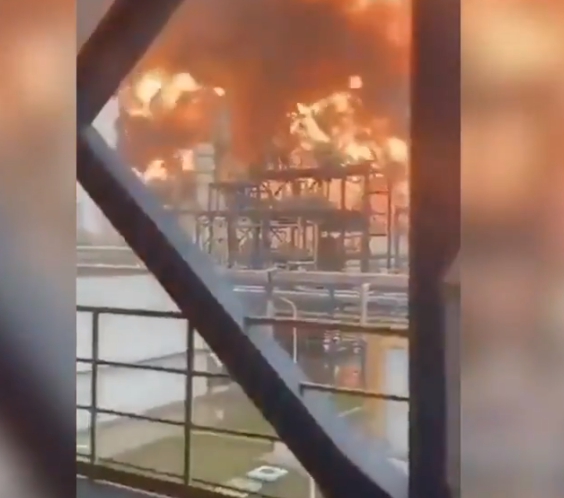 В Кувейте горит самый большой нефтеперерабатывающий завод в стране (видео)