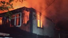 В Харьковском районе в ночь на воскресенье тушили сразу два дома (фото)