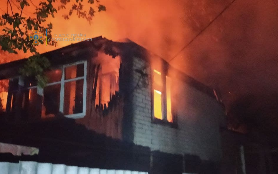 В Харьковском районе в ночь на воскресенье тушили сразу два дома (фото)