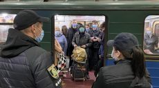 В харьковском метрополитене ищут безмасочных граждан (фото)