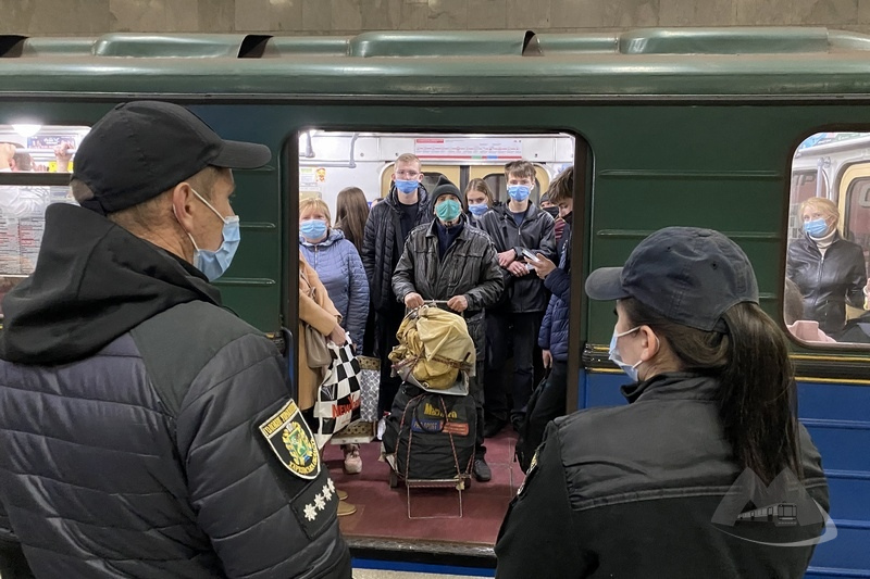 В харьковском метрополитене ищут безмасочных граждан (фото)