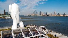 В Нью-Йорке появилась гигантская скульптура в бухте (фото)