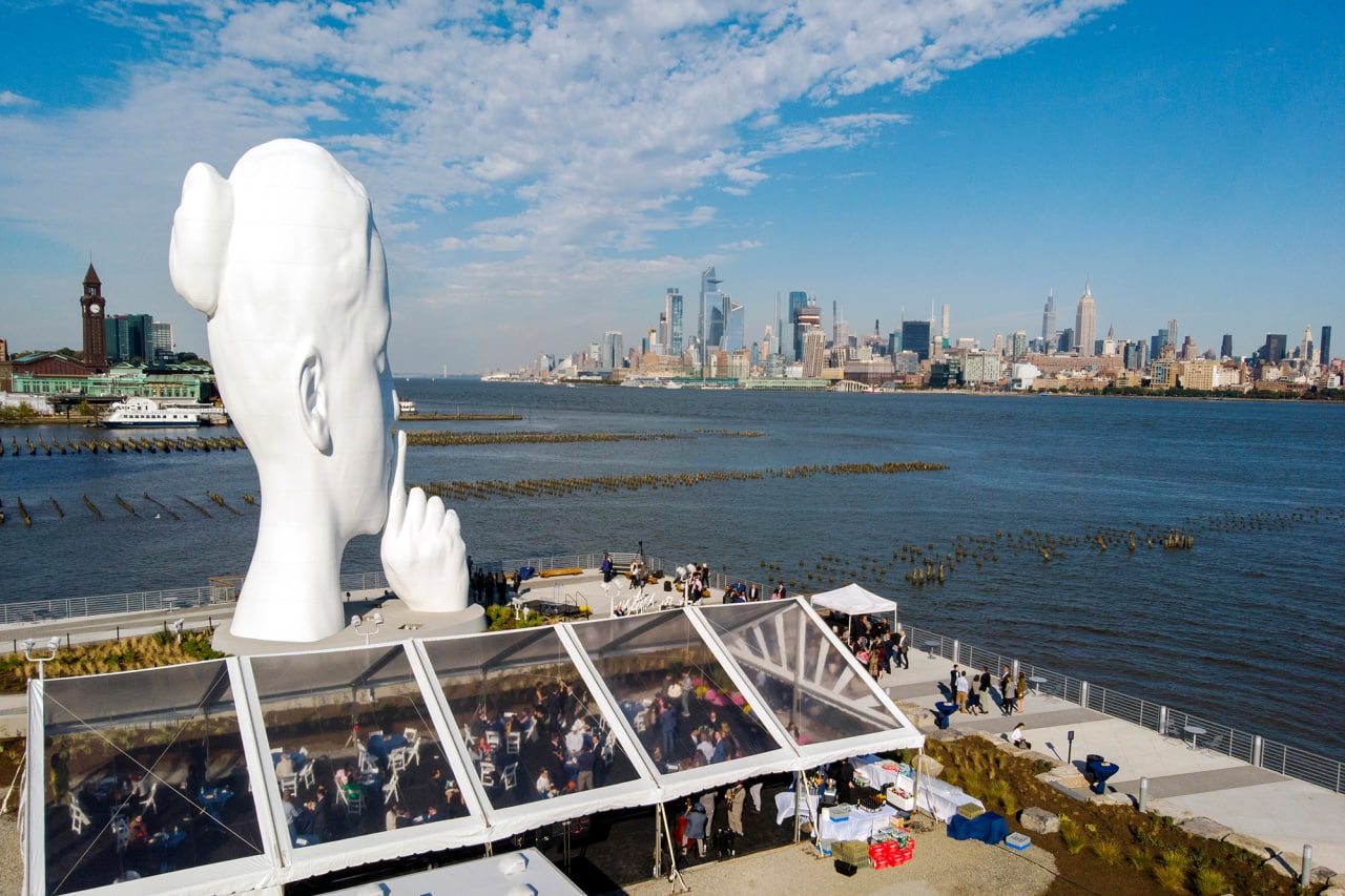 В Нью-Йорке появилась гигантская скульптура в бухте (фото)