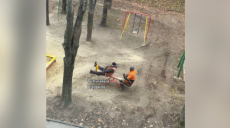В Харькове коммунальщики «впали в детство» — катаются на детских горках (видео)