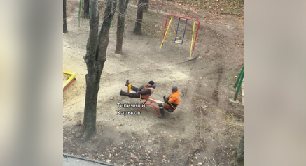 В Харькове коммунальщики «впали в детство» — катаются на детских горках (видео)