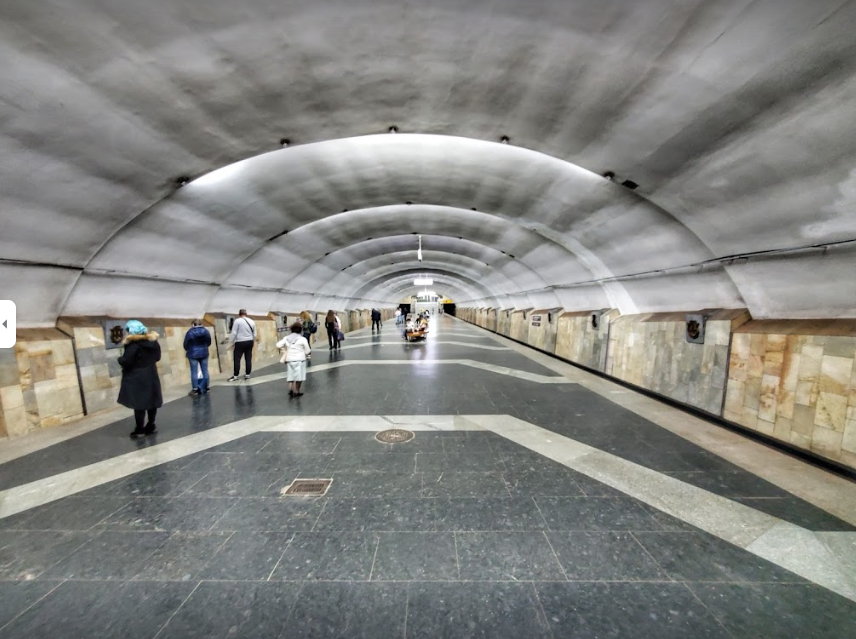 На входе на станцию метро ХТЗ не хватает терминалов пропуска пассажиров