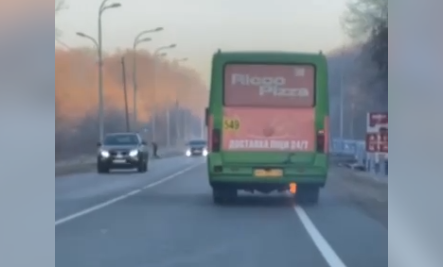 В Харькове в движении загорелась «маршрутка» (видео)
