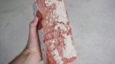 Харьковчанку ударили кирпичом по голове и отобрали телефон