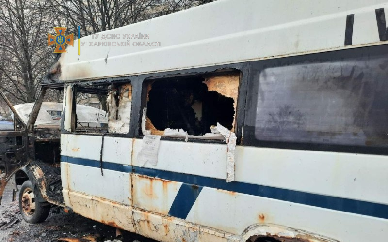 В Харькове сгорел микроавтобус, припаркованный на ночь  возле жилого дома (фото)