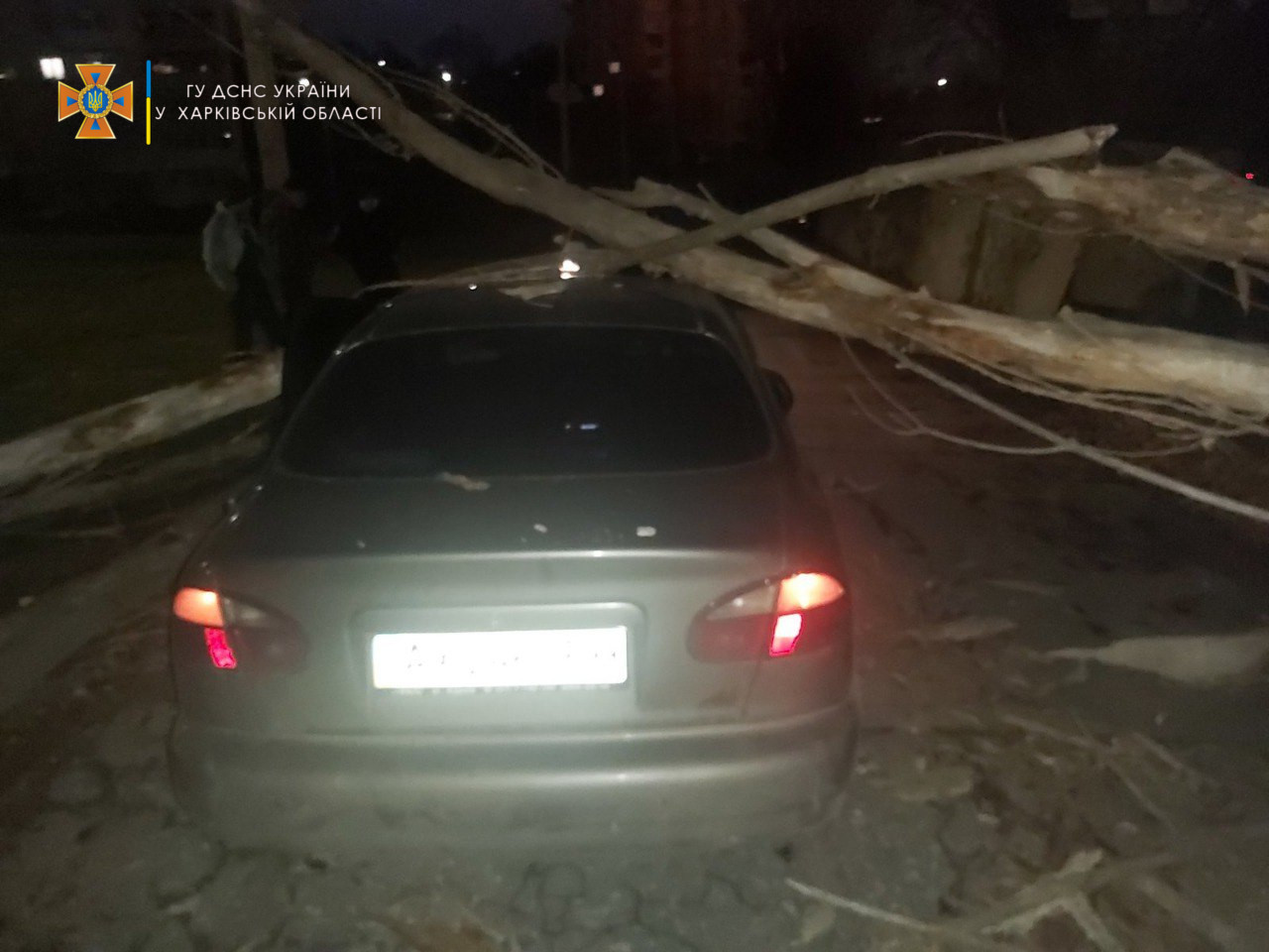По Харькову прошелся циклон Бенедикт: спасатели ликвидировали последствия непогоды