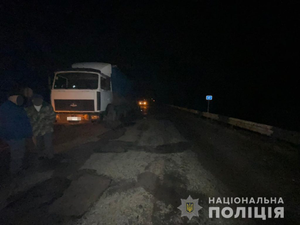 Под Харьковом легковушка врезалась в грузовик: пассажирка погибла, водителя задержали (фото)