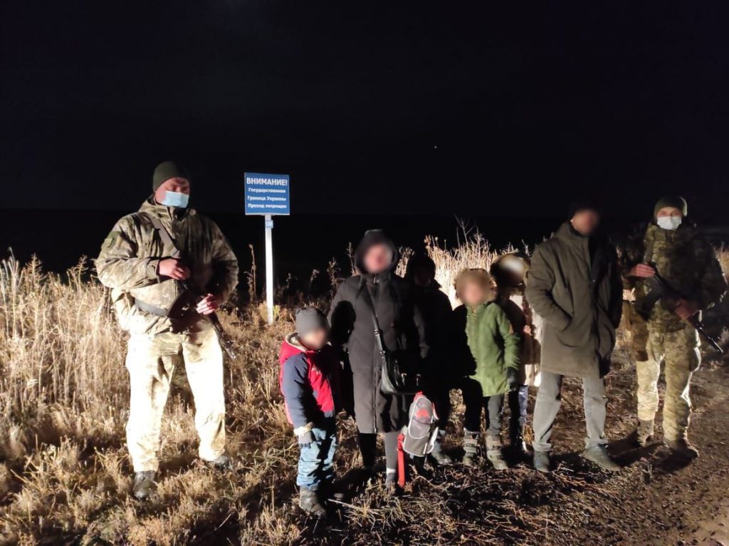 Харьковские пограничники задержали семью нелегалов (фото)